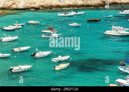 Levanzo, Italien - 4 2023. august - Boote im Hafen an einem sonnigen Tag Stockfoto