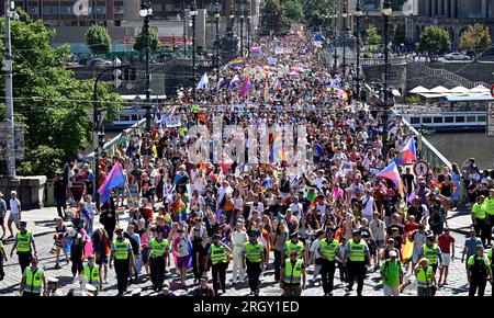 Prag, Tschechische Republik. 12. Aug. 2023. Am 12. August 2023 fand in Prag am Ende des LGBT-Festivals Prag Pride eine Regenbogenparade auf der Ebene von Letna statt. Tschechische Republik. Kredit: Katerina Sulova/CTK Photo/Alamy Live News Stockfoto