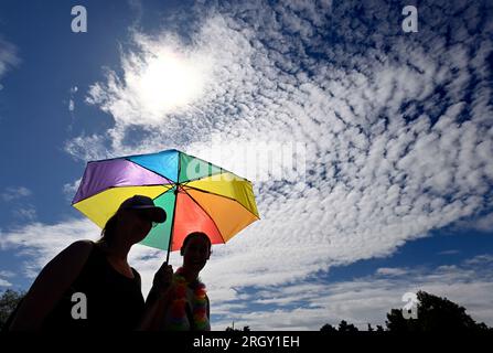 Prag, Tschechische Republik. 12. Aug. 2023. Am 12. August 2023 fand in Prag am Ende des LGBT-Festivals Prag Pride eine Regenbogenparade auf der Ebene von Letna statt. Tschechische Republik. Kredit: Katerina Sulova/CTK Photo/Alamy Live News Stockfoto