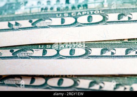 Zusammengefaltet amerikanische Bargeld-Banknoten von 50 Dollar, ein Haufen amerikanische Dollar mit einem Nennwert von 50 Dollar Stockfoto