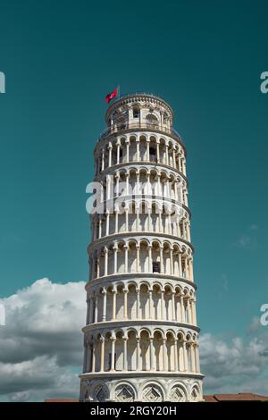 Pisa, Italien - 18. März 2023: Der Schiefe Turm von Pisa ist der campanile oder freistehende Glockenturm der Kathedrale von Pisa Stockfoto