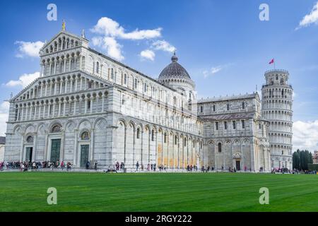 Pisa, Italien - 18. März 2023: Blick auf die Kathedrale von Pisa und den Schiefen Turm an einem sonnigen Tag in Pisa, Italien. Stockfoto