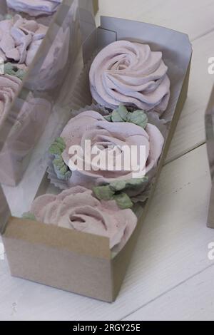 Zephyr-Blumen. Hausgemachte Marshmallows in einer Geschenkbox aus Papier. Die Kiste ist offen. Nahaufnahme. Stockfoto