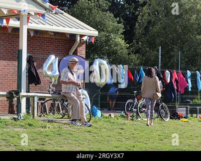 Kesgrave, Suffolk - 12. August 2023 : Kesgrave's 400. Park Run Event auf dem Millennium Field. Älterer Mann an der Ziellinie mit einer Kamera. Stockfoto