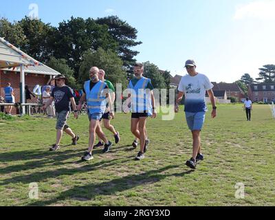 Kesgrave, Suffolk - 12. August 2023 : Kesgrave's 400. Park Run Event auf dem Millennium Field. Schrittmacher auf dem Kurs. Stockfoto