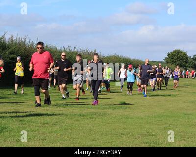 Kesgrave, Suffolk - 12. August 2023 : Kesgrave's 400. Park Run Event auf dem Millennium Field. Alle Altersgruppen und Fähigkeiten nehmen Teil. Stockfoto