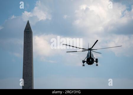 Marine One, mit US-Präsident Joe Biden an Bord, hebt am 11. August 2023 vom South Lawn of the White House in Washington, DC, USA ab. President Biden reist ab, um das Wochenende in Rehoboth Beach, Delaware, zu verbringen. Guthaben: Shawn Thew/Pool via CNP /MediaPunch Credit: MediaPunch Inc/Alamy Live News Stockfoto