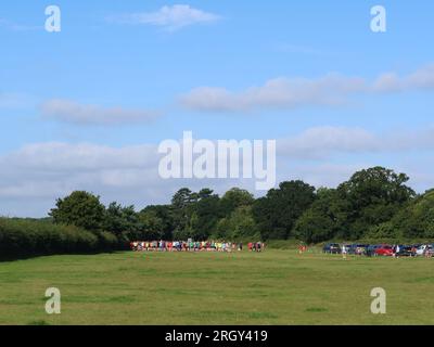 Kesgrave, Suffolk - 12. August 2023 : Kesgrave's 400. Park Run Event auf dem Millennium Field. Angusskanäle in der Distanz zu Beginn. Stockfoto