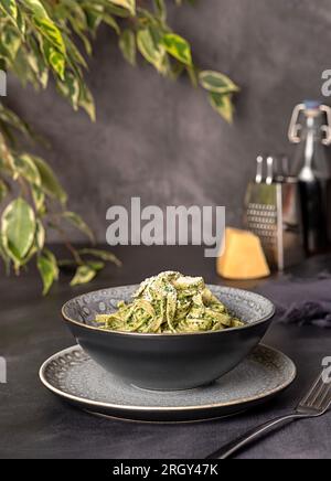 Lebensmittelfotografie von Teigwaren; Tagliatelle, Fettuccine; Trenette; Spinat; Oregano; Parmesan; Käse; Soße, Oliven; Hartweizen, Grieß, Grieß, Gabel bac Stockfoto