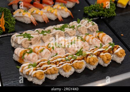 Eine andere Art von sushis auf einem Tablett. Stockfoto