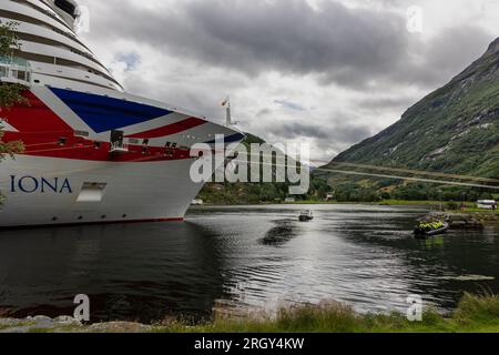 P&O Cruises Schiff Iona, angelegt in der norwegischen Fjord-Stadt Hellesyt. Hellesylt ist ein kleines Dorf in der Stadt Stranda Stockfoto