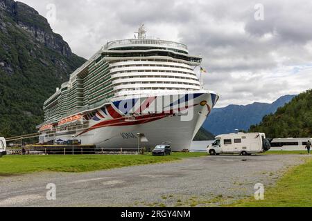 P&O Cruises Schiff Iona, angelegt in der norwegischen Fjord-Stadt Hellesyt. Hellesylt ist ein kleines Dorf in der Stadt Stranda Stockfoto