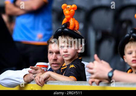 Ein junger Fan von Hull City sieht sich das Sky Bet Championship-Spiel Hull City gegen Sheffield am Mittwoch im MKM Stadium, Hull, Großbritannien, am 12. August 2023 an (Foto: Ryan Crockett/News Images) Stockfoto