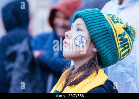 Melbourne, Victoria, Australien. 12. Aug. 2023. MELBOURNE, AUSTRALIEN - 12. AUGUST: Matildas-Fans beim Melbourne Fan Festival mit großen Zuschauern beim australischen Matildas gegen Frankreich Les Bleus bei der FIFA Women's World Cup Australia & Neuseeland 2023 am Federation Square am 12. August 2023 (Bild: © Chris Putnam/ZUMA Press Wire) NUR REDAKTIONELLE VERWENDUNG! Nicht für den kommerziellen GEBRAUCH! Kredit: ZUMA Press, Inc./Alamy Live News Stockfoto