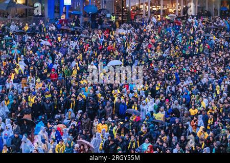 Melbourne, Victoria, Australien. 12. Aug. 2023. MELBOURNE, AUSTRALIEN - 12. AUGUST: Allgemeine Ansicht des Melbourne Fan Festivals mit großen Zuschauern, die auf der FIFA Women's World Cup Australia & Neuseeland 2023 am Federation Square am 12. August 2023 australische Matildas vs. France Les Bleus sehen (Bild: © Chris Putnam/ZUMA Press Wire) – REDAKTIONELLE VERWENDUNG! Nicht für den kommerziellen GEBRAUCH! Kredit: ZUMA Press, Inc./Alamy Live News Stockfoto