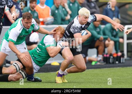 Newcastle am Samstag, den 12. August 2023. Newcastle, Großbritannien. 11. Juni 2023. Ben Stevenson wird am Samstag, den 12. August 2023, von Phil van der Walt beim Vorsaison-Training von Newcastle Falcons' True North Origin im Kingston Park, Newcastle, angegriffen. (Foto: Chris Lishman | MI News) Kredit: MI News & Sport /Alamy Live News Stockfoto