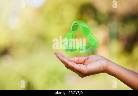 Personen-, Hand- und Recycling-Schild mit Hologramm, CO2-Bilanz und Rettung der Erde durch nachhaltige Abfallbewirtschaftung. Frau, Holograph und umweltfreundlich Stockfoto