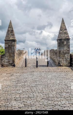 Menschen, die über die Old Stirling Bridge über den Fluss Forth laufen. Stockfoto