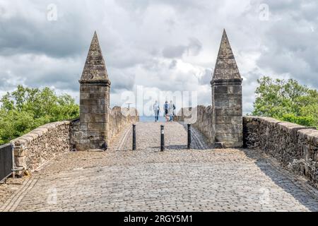 Menschen, die über die Old Stirling Bridge über den Fluss Forth laufen. Stockfoto