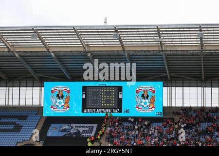 Coventry, Großbritannien. 12. Aug. 2023. Die Anzeigetafel zeigt 8 Minuten, die am Ende der 2. Halbzeit während des Sky Bet Championship-Spiels Coventry City vs Middlesbrough in der Coventry Building Society Arena, Coventry, Großbritannien, am 12. August 2023 (Foto von Arron Gent/News Images) in Coventry, Großbritannien, am 8./12. August 2023 hinzugefügt wurden. (Foto: Arron Gent/News Images/Sipa USA) Guthaben: SIPA USA/Alamy Live News Stockfoto