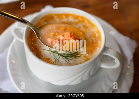 Busumer Krabbensuppe, Busom-Suppe mit Nordseekrabben oder braunen Garnelen auf einem Löffel in einer weißen Schüssel Stockfoto