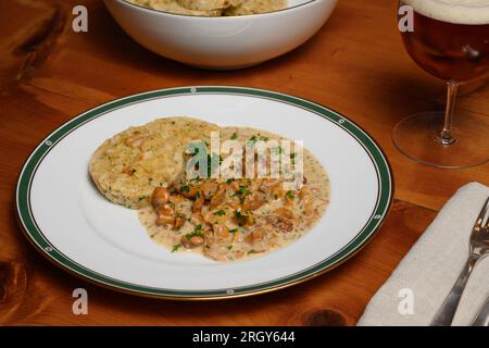 Pfifferlinge a la Creme und Brotknödel oder Eierschwammerl-Sauce mit Semmelknoedel nach österreichischer Art Stockfoto