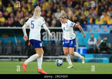 12. August 2023; Stadium Australia, Sydney, NSW, Australien: FIFA Frauen Weltmeisterschaft Viertelfinale Fußball, England gegen Kolumbien; Millie Bright of England kontrolliert den Ball im Mittelfeld Stockfoto