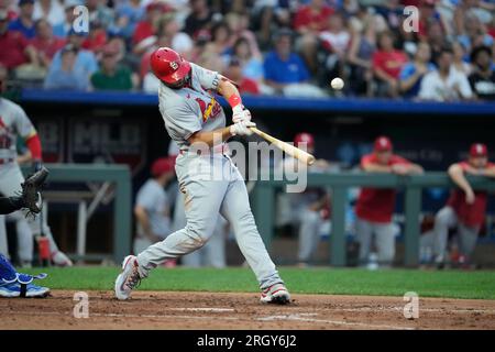 Kansas, USA. 11. Aug. 2023. 11. AUGUST 2023: St. Der erste Baseman der Louis Cardinals Paul Goldschmidt (46) fährt im Kauffman Stadium Kansas City, Missouri, im 3. Inning einen Platz. Jon Robichaud/CSM. Kredit: Cal Sport Media/Alamy Live News Stockfoto