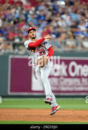 Kansas, USA. 11. Aug. 2023. 11. AUGUST 2023: St. Der dritte Baseman der Louis Cardinals Nolan Arenado (28) spielt im Kauffman Stadium Kansas City, Missouri. Jon Robichaud/CSM. Kredit: Cal Sport Media/Alamy Live News Stockfoto