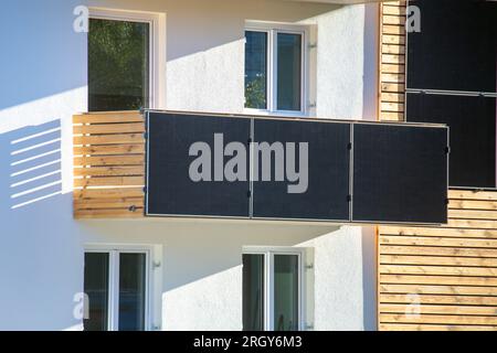 Balkonkraftwerk: Sonnenkollektoren auf dem Balkon eines Einzelhauses Stockfoto