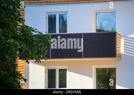 Balkonkraftwerk: Sonnenkollektoren auf dem Balkon eines Einzelhauses Stockfoto