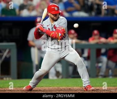 Kansas, USA. 11. Aug. 2023. 11. AUGUST 2023: St. Der Louis Cardinals Catcher Willson Contreras (40) wird im Kauffman Stadium in Kansas City, Missouri, von einem Spielfeld getroffen. Jon Robichaud/CSM. Kredit: Cal Sport Media/Alamy Live News Stockfoto