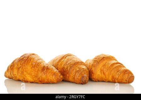 Drei duftende Croissants mit Schokoladenfüllung, Nahaufnahme, isoliert auf Weiß. Stockfoto