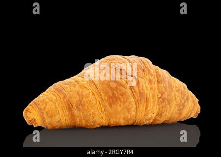 Ein frisch gebackenes, duftendes Croissant, Nahaufnahme, isoliert auf Schwarz. Stockfoto
