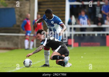 Hartlepool am Samstag, den 12. August 2023. Der Josh Umerah von Hartlepool United kämpft am Samstag, den 12. August 2023 im Victoria Park, Hartlepool United, gegen Gatesheads Luke Hannant während des Spiels der Vanarama National League zwischen Hartlepool United und Gateshead. (Foto: Mark Fletcher | MI News) Guthaben: MI News & Sport /Alamy Live News Stockfoto