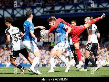 Fulham Torwart Bernd Leno blockiert während des Premier League-Spiels im Goodison Park, Liverpool, einen Schuss von Evertons Michael Keane. Foto: Samstag, 12. August 2023. Stockfoto