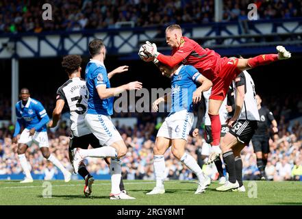 Fulham Torwart Bernd Leno blockiert während des Premier League-Spiels im Goodison Park, Liverpool, einen Schuss von Evertons Michael Keane. Foto: Samstag, 12. August 2023. Stockfoto