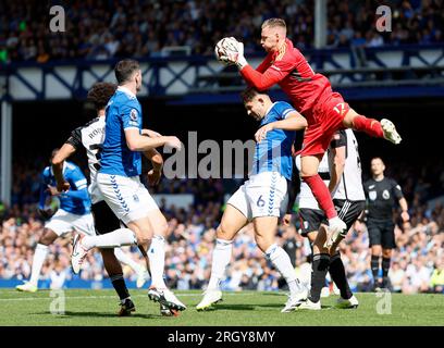 Fulham Torwart Bernd Leno blockiert während des Premier League-Spiels im Goodison Park, Liverpool, einen Schuss von Evertons Michael Keane. Foto: Samstag, 12. August 2023. Stockfoto