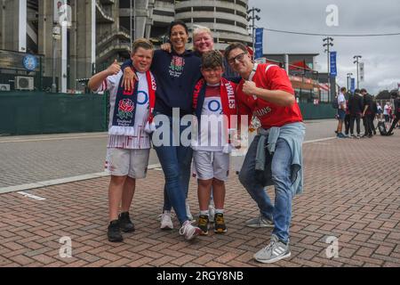 Fans von England und Wales kommen vor dem Sommerspiel England gegen Wales 2023 im Twickenham Stadium, Twickenham, Großbritannien, 12. August 2023 (Foto von Mike Jones/News Images) Stockfoto