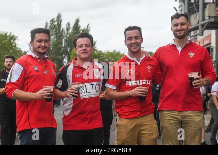 Wales-Fans kommen vor dem Sommerspiel England gegen Wales 2023 im Twickenham Stadium, Twickenham, Großbritannien, 12. August 2023 (Foto: Mike Jones/News Images) Stockfoto