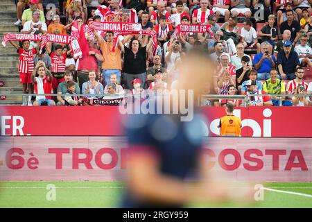 Girona-Fans mit Schals während des Costa Brava Cup-Spiels zwischen dem FC Girona und der SS Lazio, das am 6. August 2023 im Montilivi-Stadion in Girona, Spanien, gespielt wurde. (Foto: Alex Carreras / PRESSINPHOTO) Stockfoto