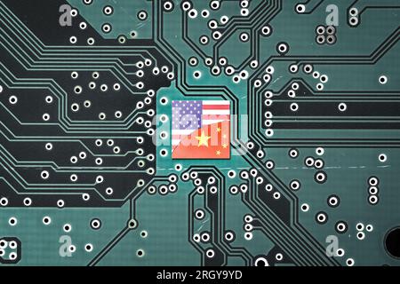 Technologiekrieg zwischen China und den USA. Flagge der USA und Chinas auf einem Mikroprozessor Stockfoto