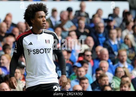 Everton, Großbritannien. 12. Aug. 2023. Willian von Fulham schaut zu. Spiel der Premier League, Everton gegen Fulham im Goodison Park in Liverpool am Samstag, den 12. August 2023. Dieses Bild darf nur für redaktionelle Zwecke verwendet werden. Nur redaktionelle Verwendung, Lizenz für kommerzielle Verwendung erforderlich. Keine Verwendung bei Wetten, Spielen oder Veröffentlichungen von Clubs/Ligen/Spielern. Bild von Chris Stading/Andrew Orchard Sportfotografie/Alamy Live News Kredit: Andrew Orchard Sportfotografie/Alamy Live News Stockfoto