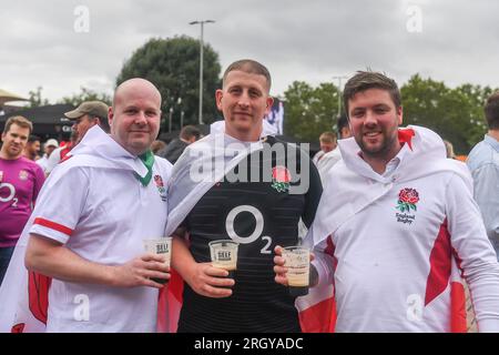 Die englischen Fans kommen vor dem Sommerspiel England gegen Wales 2023 im Twickenham Stadium in Twickenham, Großbritannien. 12. Aug. 2023. (Foto von Mike Jones/News Images) in, am 8. 12. 2023. (Foto: Mike Jones/News Images/Sipa USA) Guthaben: SIPA USA/Alamy Live News Stockfoto