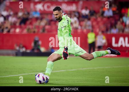 Sevilla, Spanien. 11. Aug. 2023. Torwart Giorgi Mamardashvili (25) aus Valencia, der während des EA Sports Match von LaLiga zwischen dem FC Sevilla und Valencia im Estadio Ramon Sanchez Pizjuan in Sevilla gesehen wurde. (Foto: Gonzales Photo/Alamy Live News Stockfoto