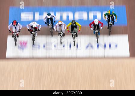 Glasgow, Schottland, Großbritannien. 12. Aug. 2023. UCI-Radweltmeisterschaft BMX-Rennen. Abbildung: GBR-Rennfahrer Ross Cullen (22) und Paddy Sharrock (4), die in Men Elite Heat 1 gegeneinander antreten. Beide Fahrer begaben sich in die nächste Phase des Wettbewerbs: Kay Roxby/Alamy Live News Stockfoto