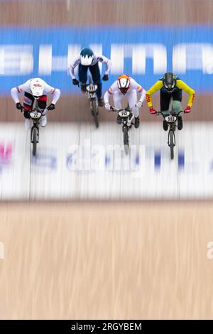 Glasgow, Schottland, Großbritannien. 12. Aug. 2023. UCI-Radweltmeisterschaft BMX-Rennen. Abbildung: GBR-Rennfahrer Ross Cullen (22) und Paddy Sharrock (4), die in Men Elite Heat 1 gegeneinander antreten. Beide Fahrer begaben sich in die nächste Phase des Wettbewerbs: Kay Roxby/Alamy Live News Stockfoto