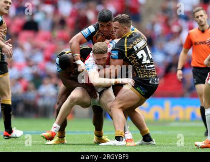 Ethan Ryan (Mitte) von Hull KR wird während des Finales des Betfred Challenge Cup in Wembley, London (von links nach rechts) von Edwin Ipape, John Asiata und Kai O'Donnell von Leigh Leopards angegriffen. Foto: Samstag, 12. August 2023. Stockfoto