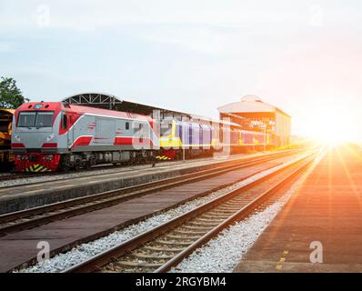 Ein Zug von Dieselzügen, der auf den Bahnsteig für Fracht- und Personenzüge fährt Stockfoto