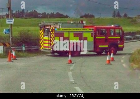 Bantry, West Cork Irland, Samstag, 12. August 2023; Ein Motorradfahrer wurde nach einem Unfall mit einem Auto auf der N71 Bantry to Ballydehob Road ins Krankenhaus gebracht. Die Feuerwehr von Bantry und Skibbereen, die Rettungsmannschaften und Gardaí von Bantry und die Küstenwache Helicopter Rescue 115 in Shannon wurden vor Ort eingesetzt. Der Fahrer des Wagens wurde gegen einen Schock behandelt und der Motorradfahrer zusammen mit seiner weiblichen Soziusbegleiterin wurde vom Hubschrauber der Küstenwache mit schweren Verletzungen nach CUH gebracht. Die Straße bleibt für eine technische Prüfung gesperrt. Kredit; ED/Alamy Live News Stockfoto